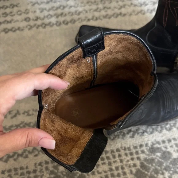 Ariat Women’s 7B Black Leather Ankle Booties - Picture 3 of 7